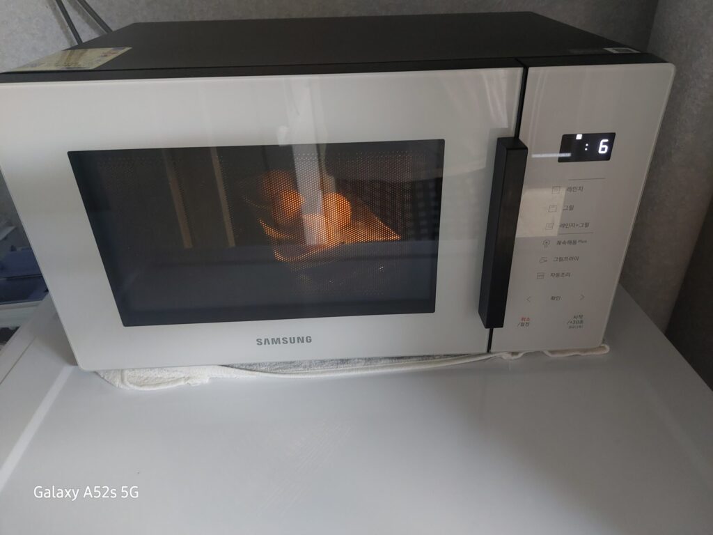 하림 치즈볼 전자렌지 조리중