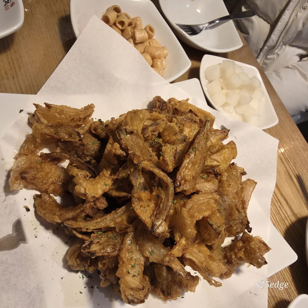 원내동 가마치 통닭 똥집튀김과 양파튀김