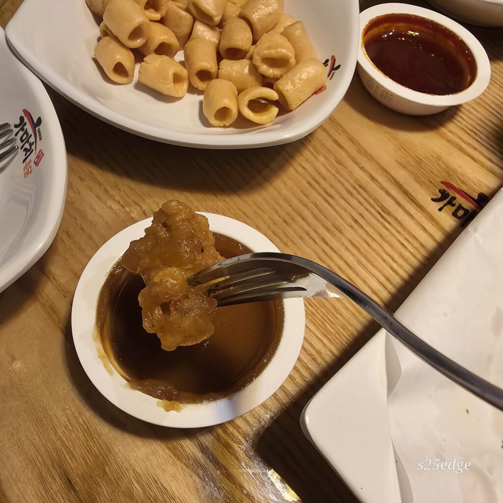 원내동 가마치 똥집튀김 은 겨자소스랑 궁합이 딱임.