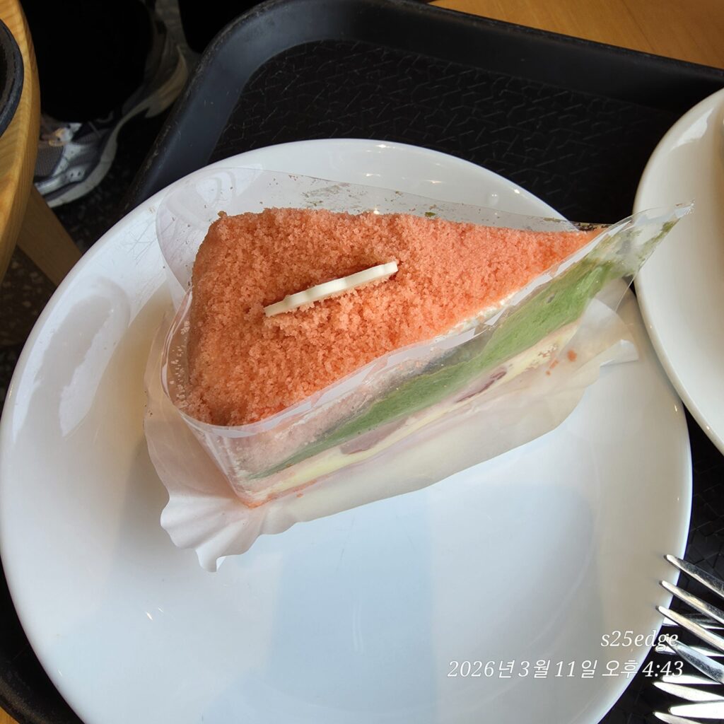 스벅 딸기 말차 케이크