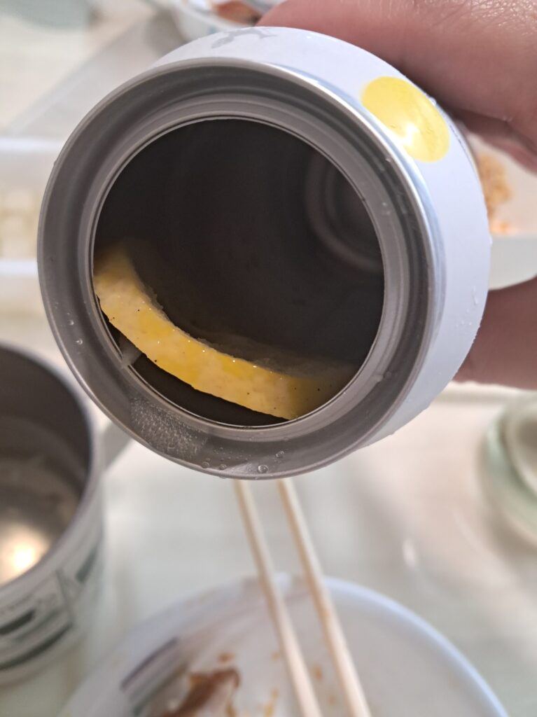  리얼 유자 사케 하이볼 유자슬라이스가 통으로 들어가 있다.