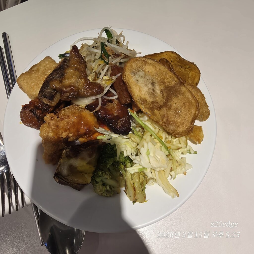 애슐리퀸즈 치킨과 야채샐러드