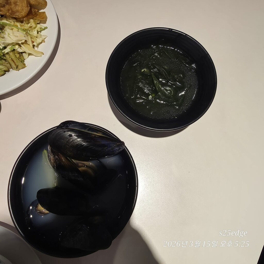 애슐리퀸즈 미역국과 홍합탕