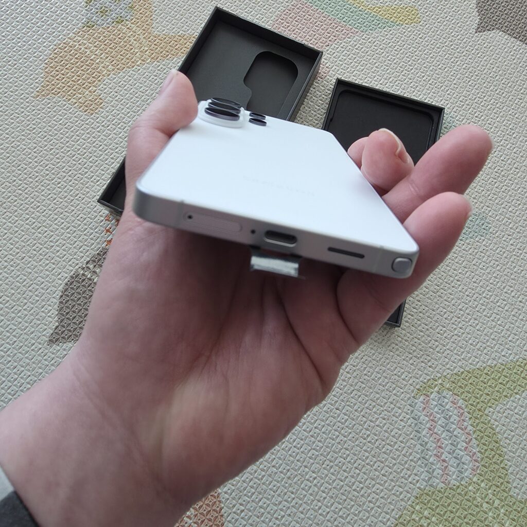 왼쪽부터 유심슬롯, c핀단자, 스피커, s펜