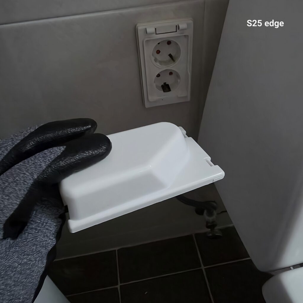 뚜껑이 빠져버리는 방수 콘센트