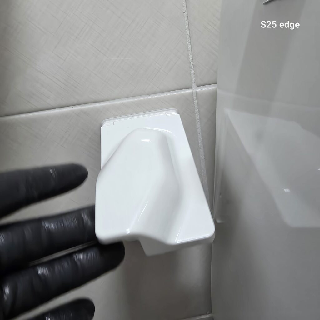 욕실 방수 콘센트 덮개가 이젠 빠지지 않는다.