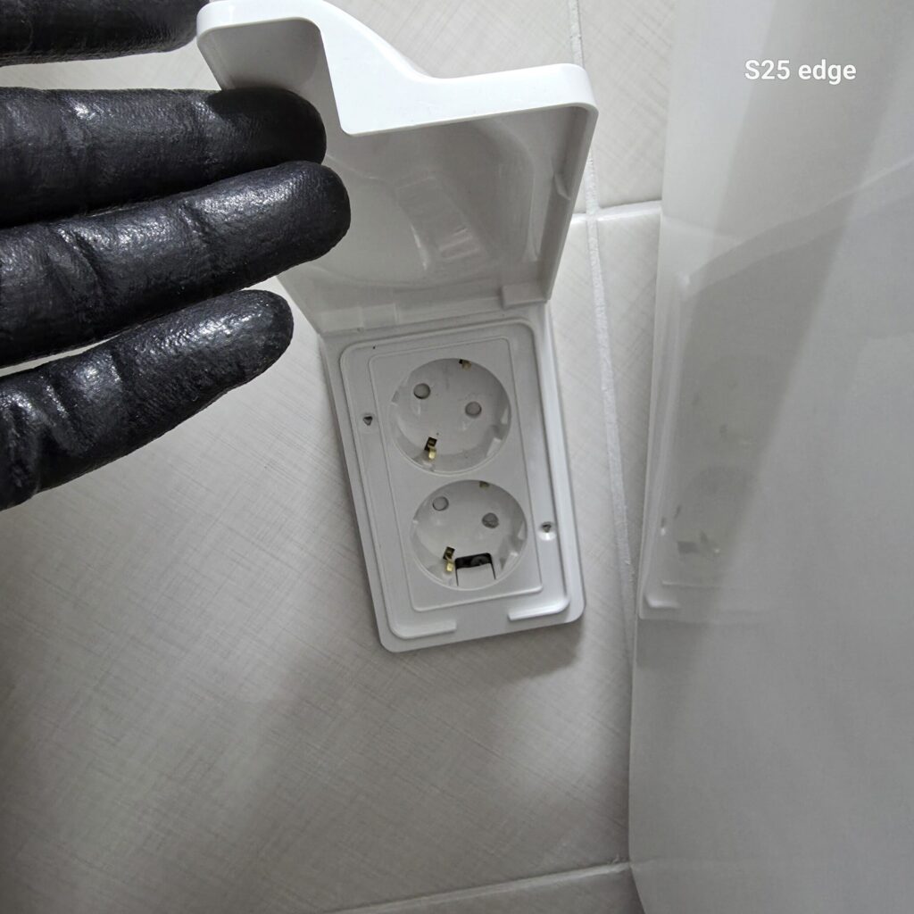 교체 완료된 욕실 방수 콘센트