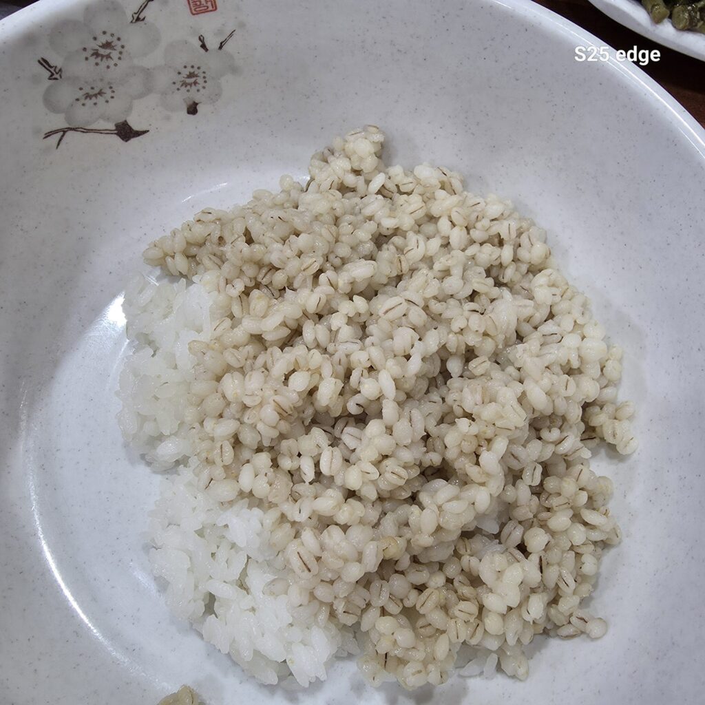 보리밥과 일반쌀밥 비율은 8:2 정도임.