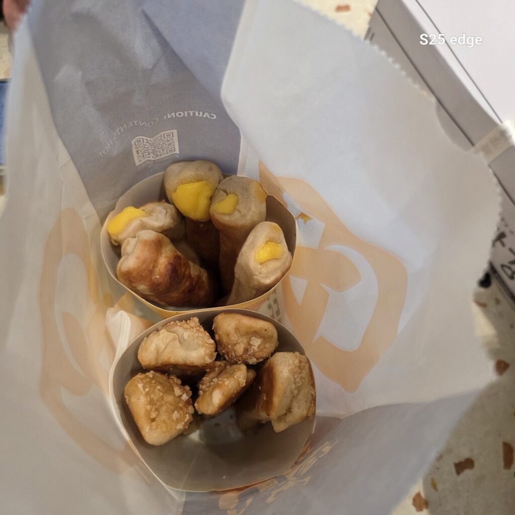 위) 슈크림 크림치즈 프레즐, 아래) 아몬드 프레즐