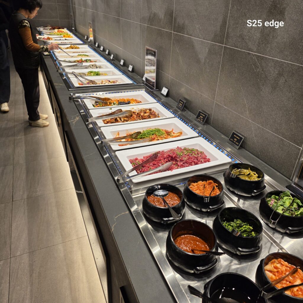 비빔밥 옆에 한식코너인데.. 비빔밥 담고, 거기의 육회 올려서 육회비빔밥으로 먹는것을 추천함.