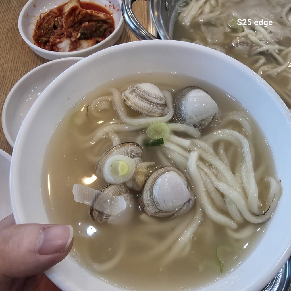 시원한 동죽칼국수 한그릇씩 퍼서 냠냠할시길!