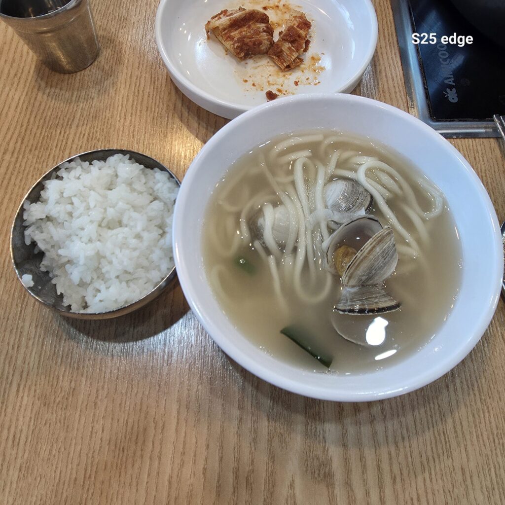 쭈꾸미가 맵기때문에 칼국수 국물과 함께 먹으면 더 맛있음.