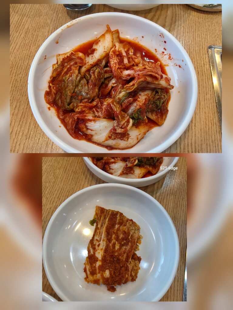 관저동 온천칼국수 반찬 위) 일반 배추겉절이 김치, 아래) 매운 배추김치