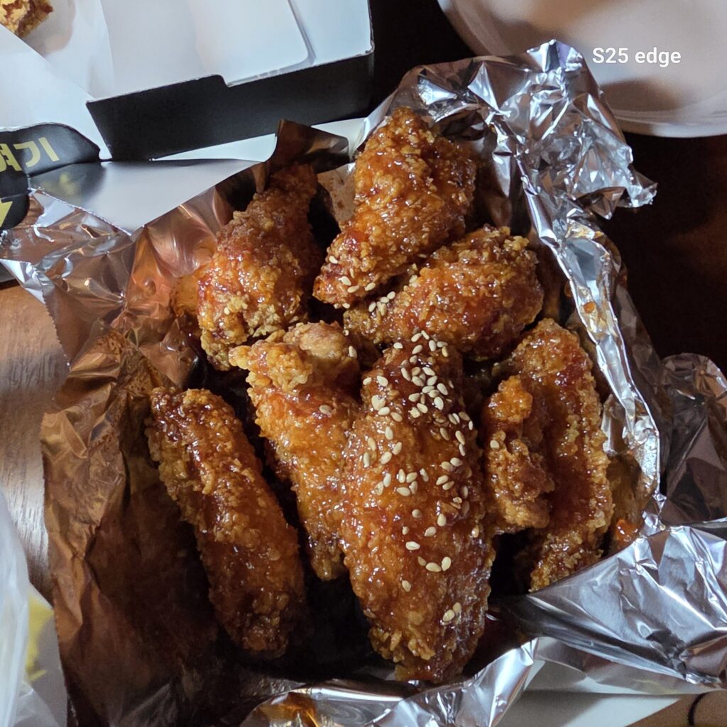 관저동 갓튀긴후라이드 매운양념치킨 맛