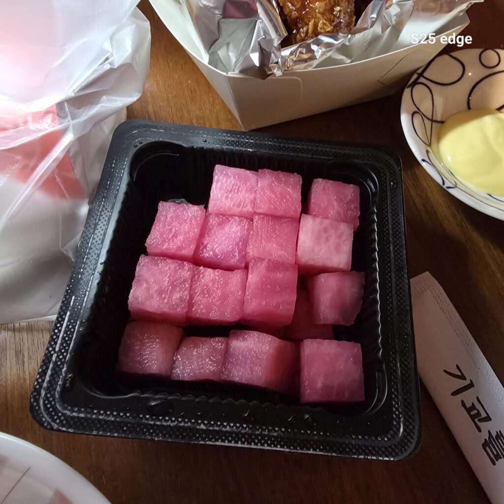 관저동 갓튀긴 후라이드치킨 비트 치킨무