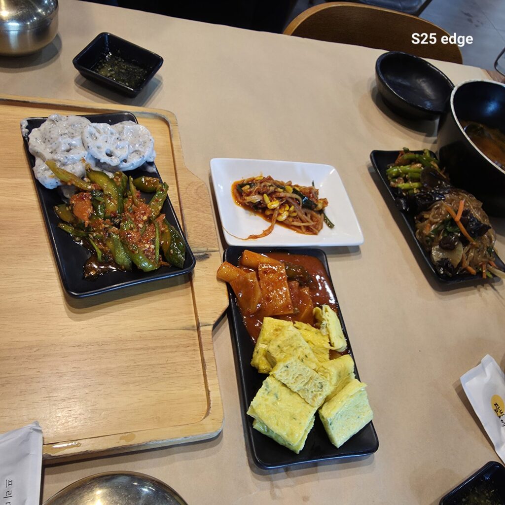 맛있는 달빛에구운고등어 반찬들