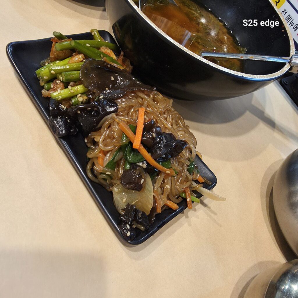 맛있는 달빛에구운고등어 반찬 계란말이와 잡채, 마늘쫑볶음이 제일 맛있었음.