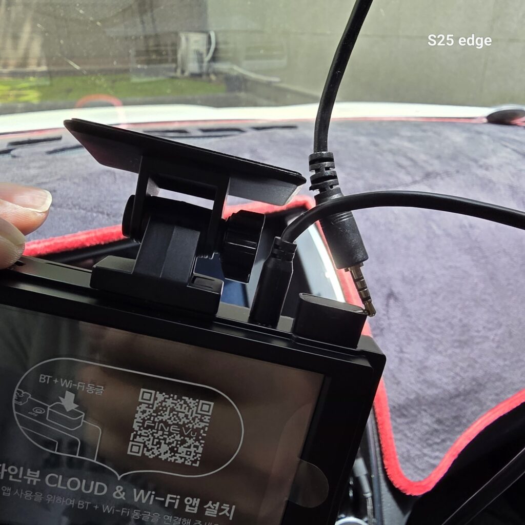 파인뷰 X3700 설치완료 GPS안테나와 동글이 USB 소켓 부분