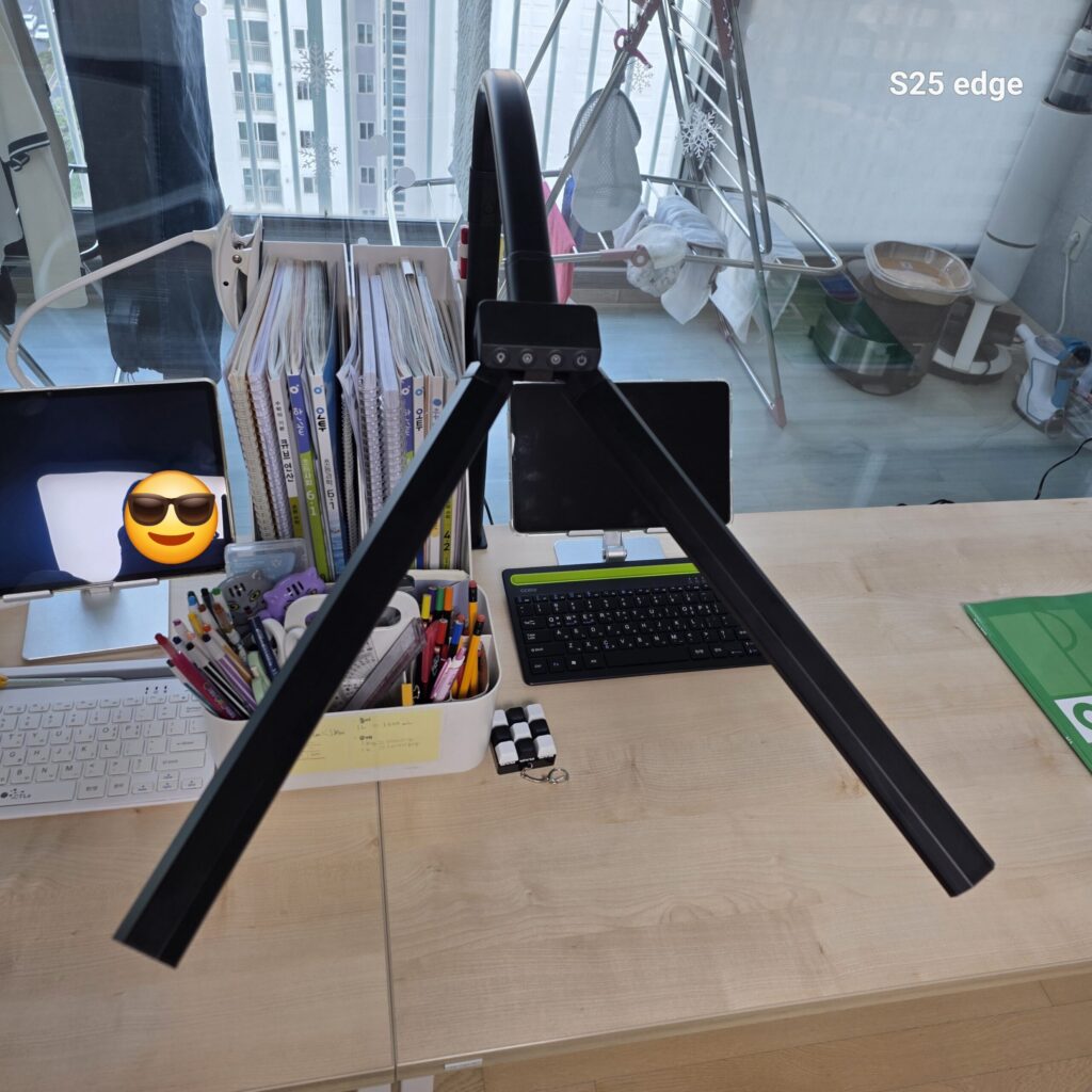 알리 LED 스탠드 방향을 쉽게 휘게 해서 이용이 가능하다.