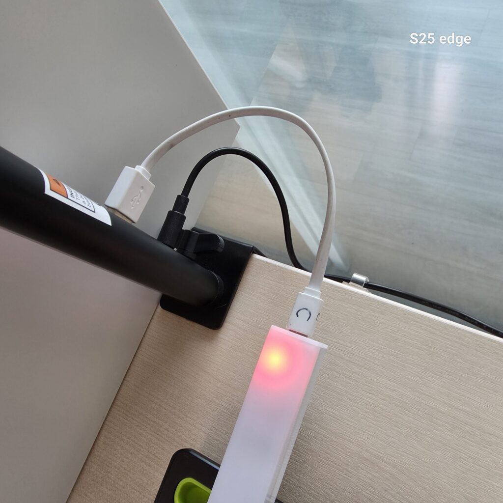 충전중인 무선 센서등