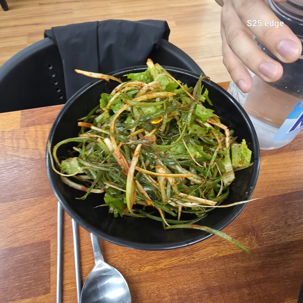 원내동 맛집 돼통령 반찬 파채는 따로 요청해야함.