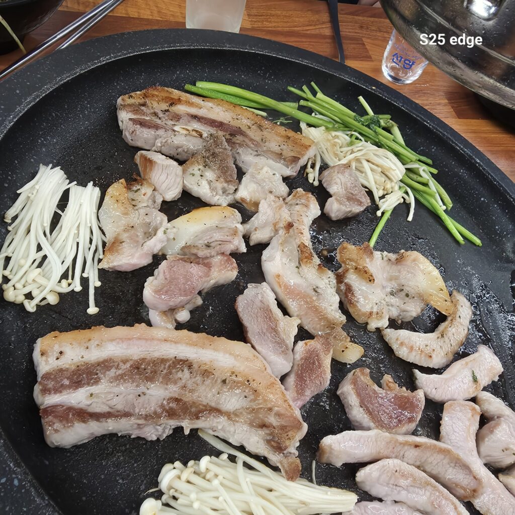원내동 맛집 돼통령 모듬고기 굽는중