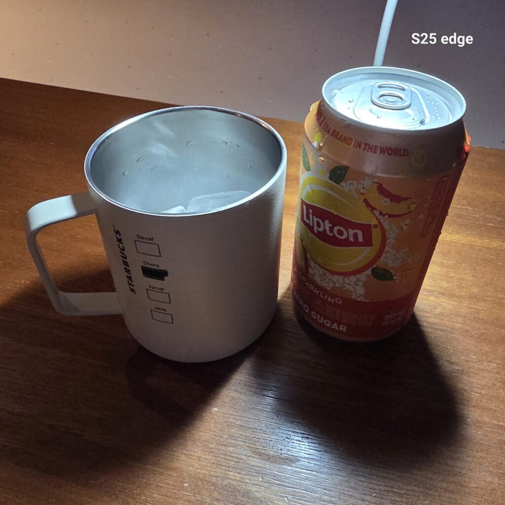 시원하게 마시기 위해서 얼음을 담았습니다.