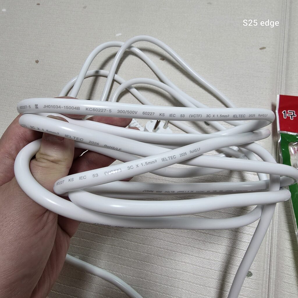 3C 전선으로 만들어져야 접지 되는 멀티탭이다