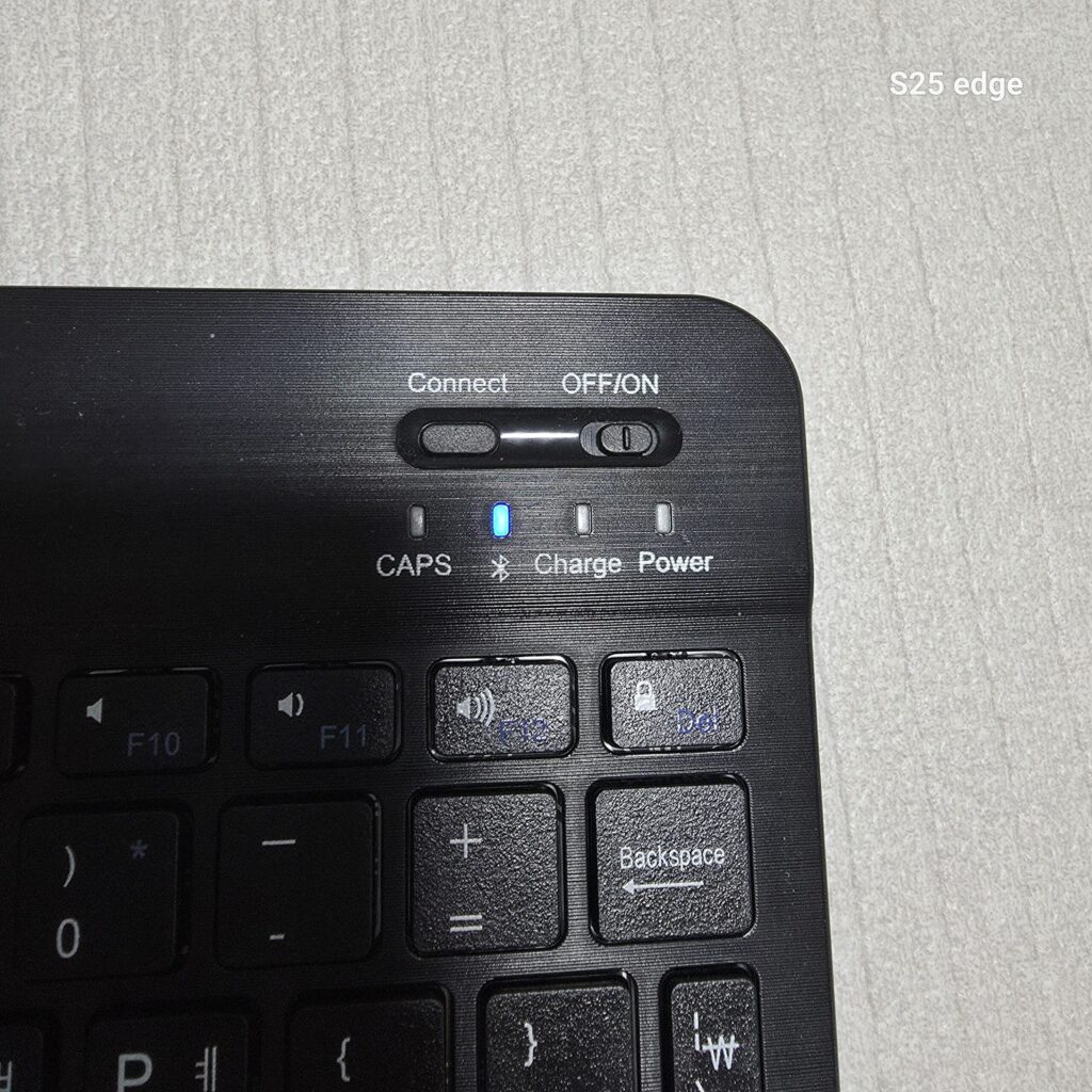 휴대성이 최고인 조이키보드 페어링중 블루투스 램프가 들어옴