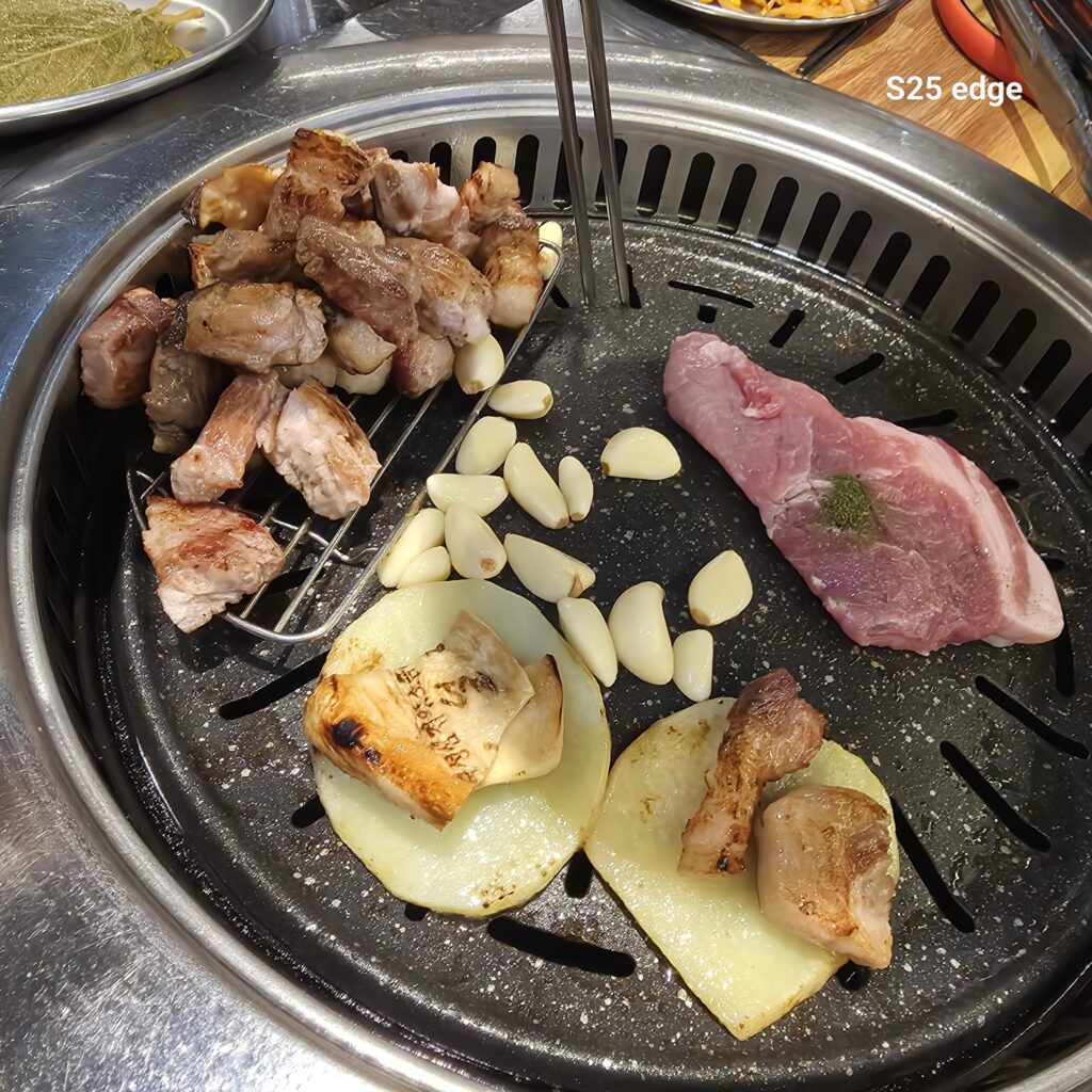 거제 소노캄 근천 맛집 거닐다 삼겹살 목살 굽는중