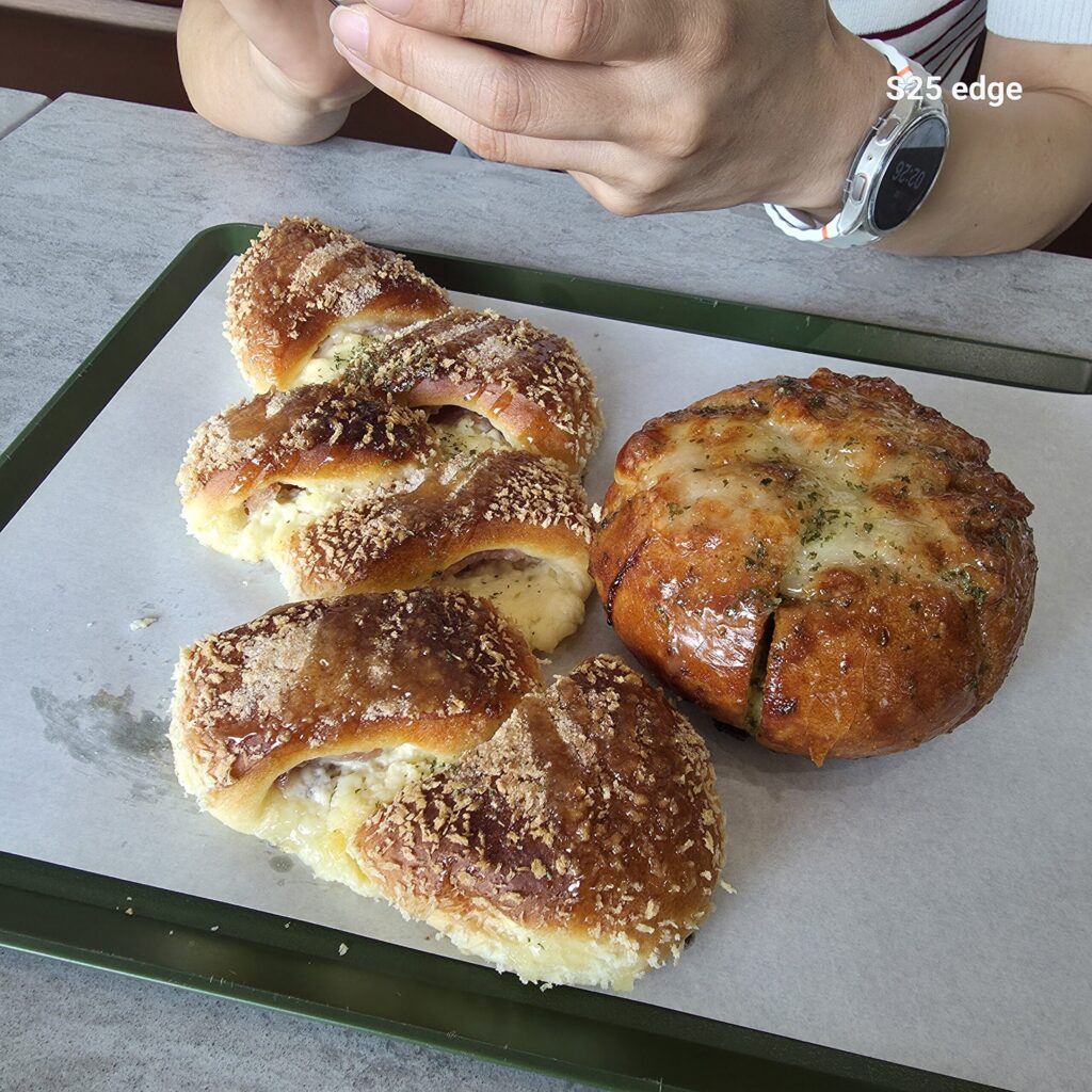 도안동 베이커리 카페 N&D 좌)베이컨치즈갈릭빵, 우)육쪽마늘빵