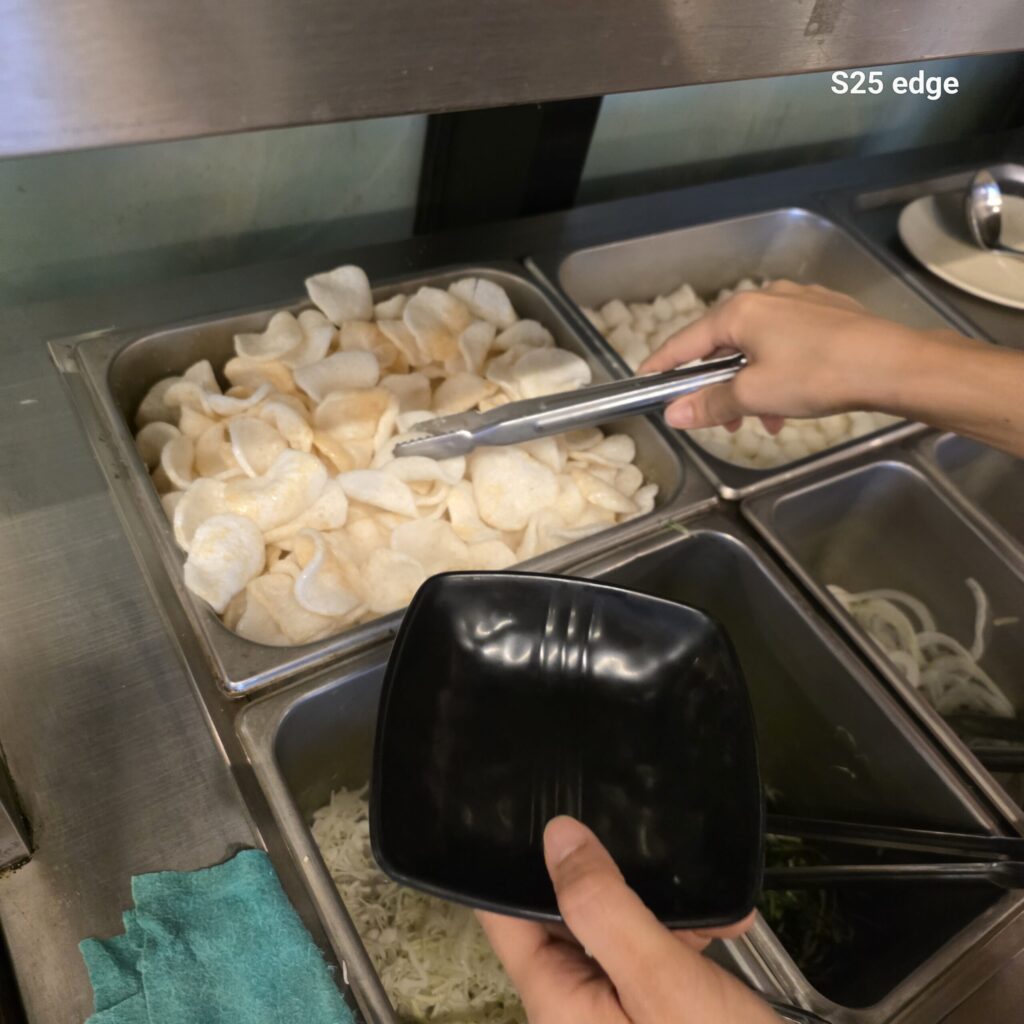 관저동 충만치킨 샐러드바 알새우칩