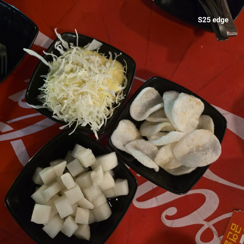 관저동 충만치킨 샐러드바 안주