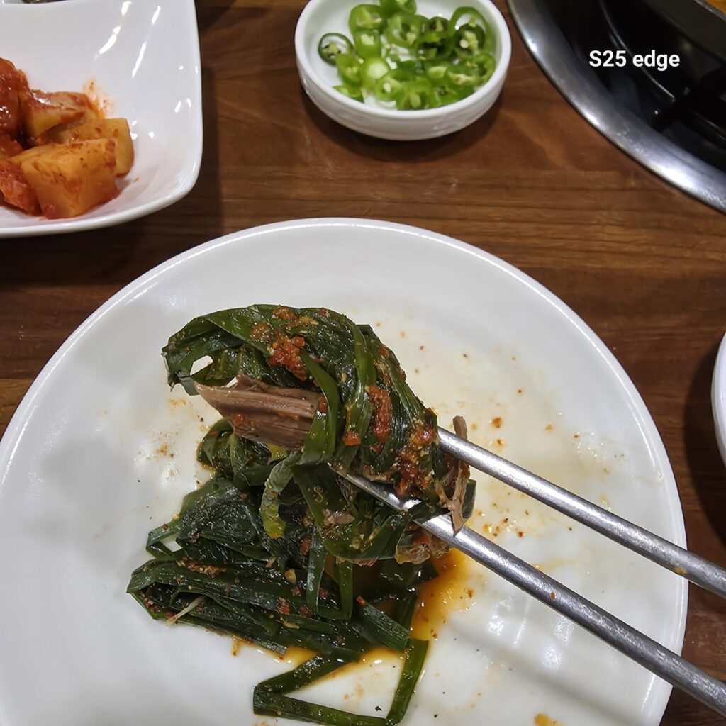 한입먹으면 행복해지는 흑염소 전골