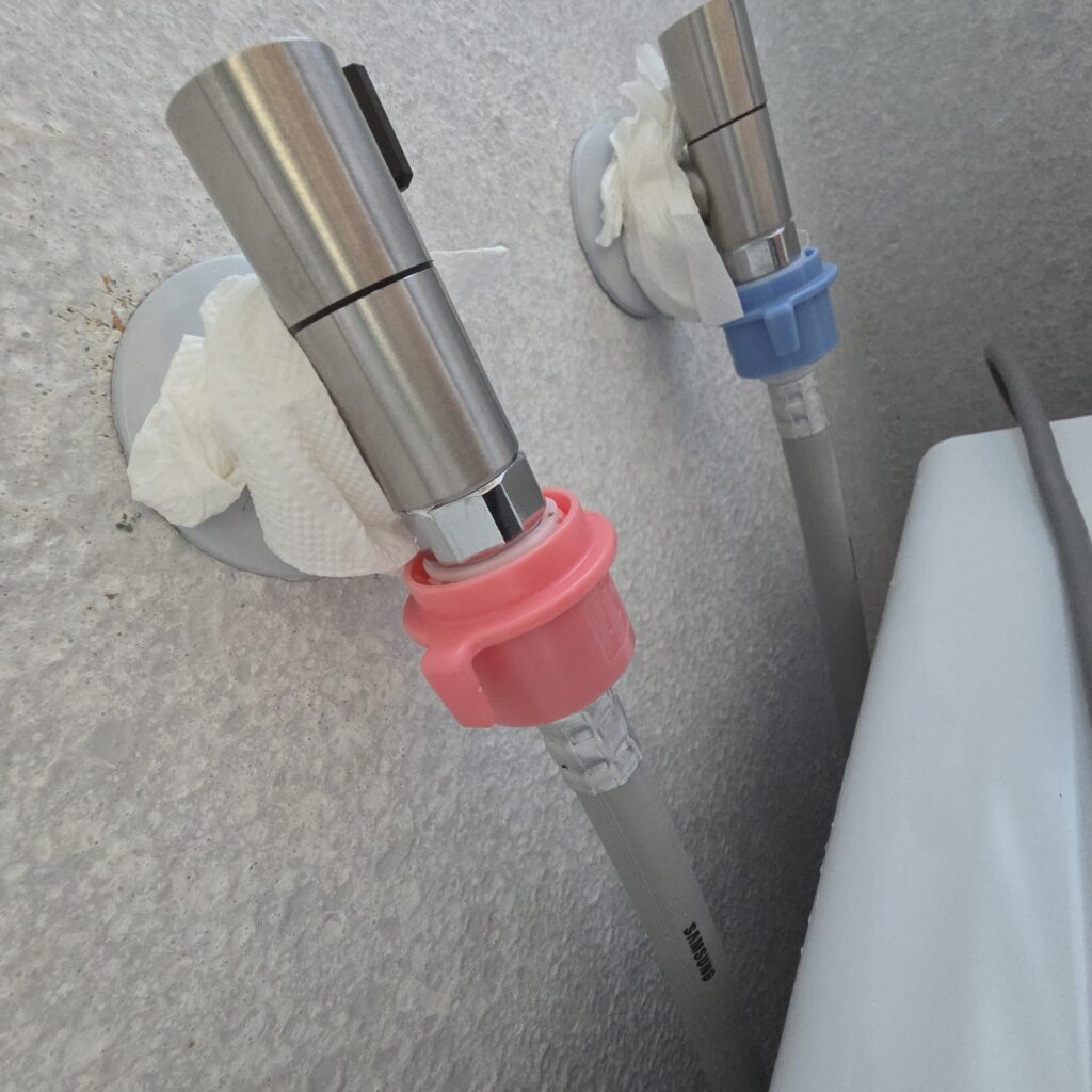 벽 배관에 물이 새지 않는지 휴지를 대어 주세요.