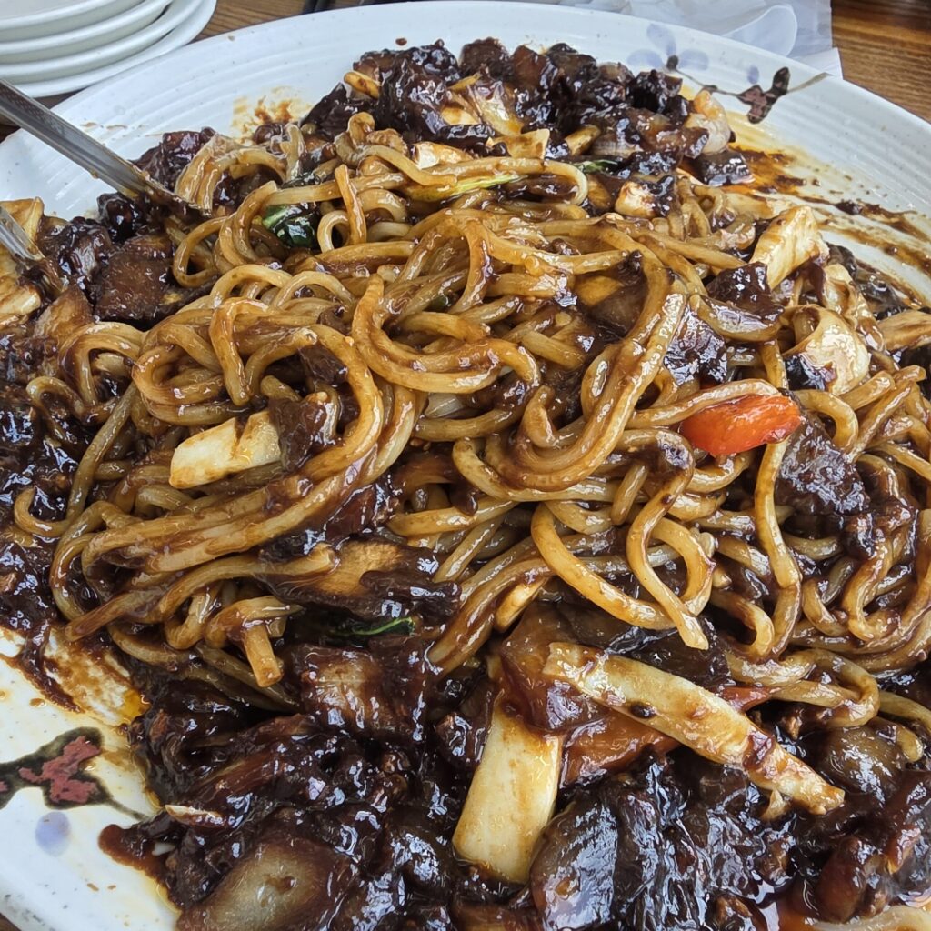 관저동 라향 팔보쟁반짜장 적당히 매콤해서 맛있음.