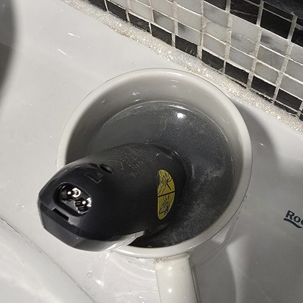 이렇게 넣어놓고 면도기 작동시키면, 자동으로 면도기 세척이 이뤄진다.