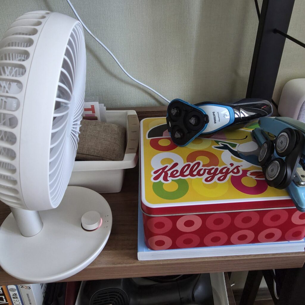이젠 선풍기로 세척한 면도기 말리자
