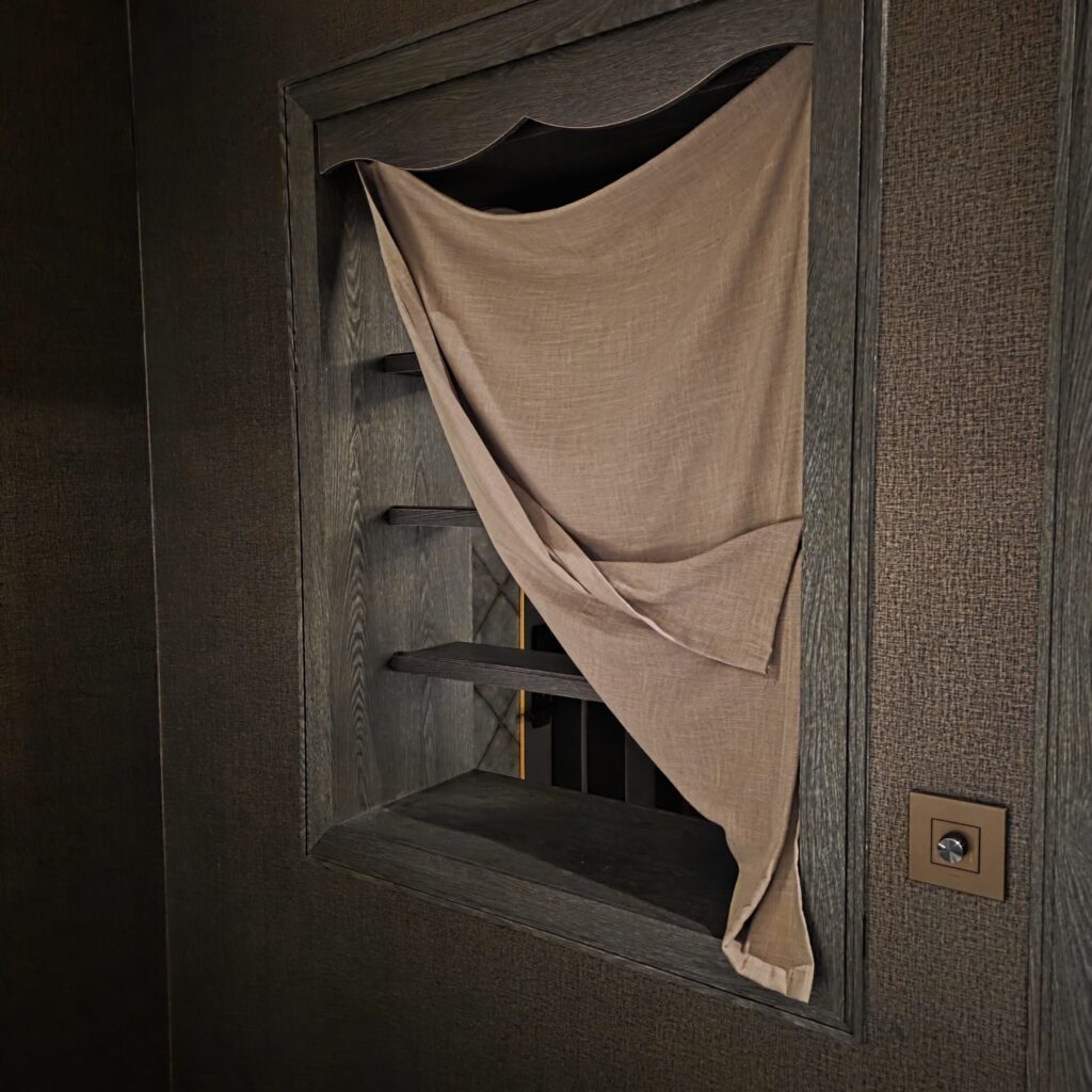 작은방은 창문이 없고, 이렇게 개방이 되어 있어서 프라이버스에 취약함.