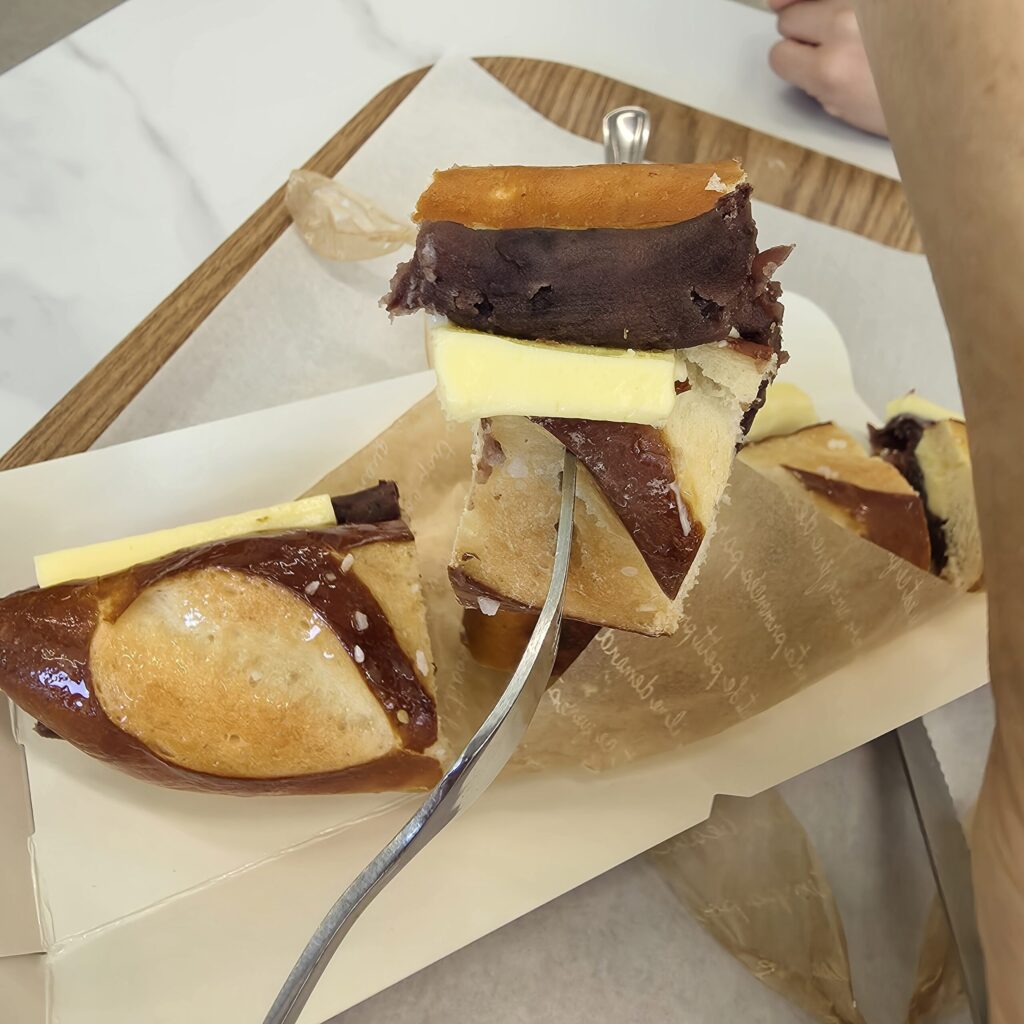 방동빵집 프레첼팥버터 맛