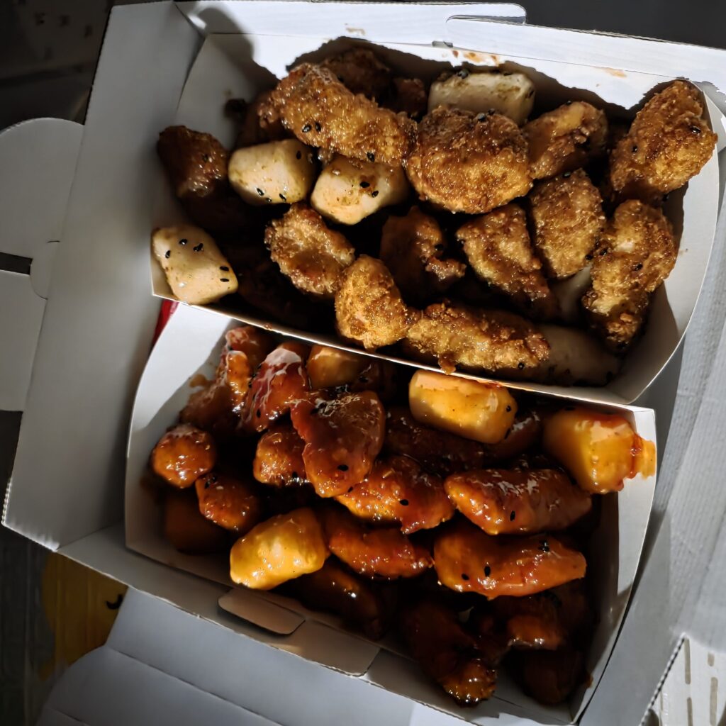 관저동 오늘닭강점 중간양념맛(아래), 오닭간장(위)