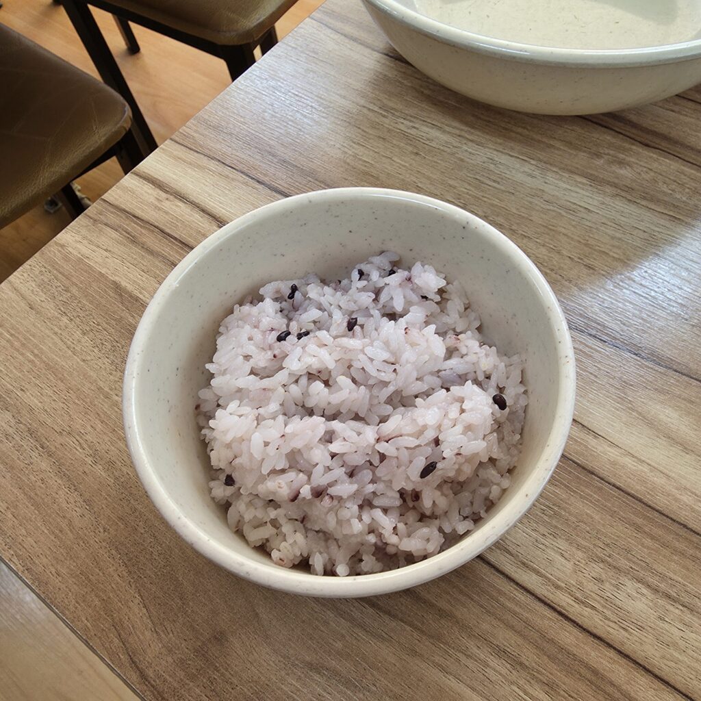 공기밥은 잡곡밥으로 되어 있어서 좋음